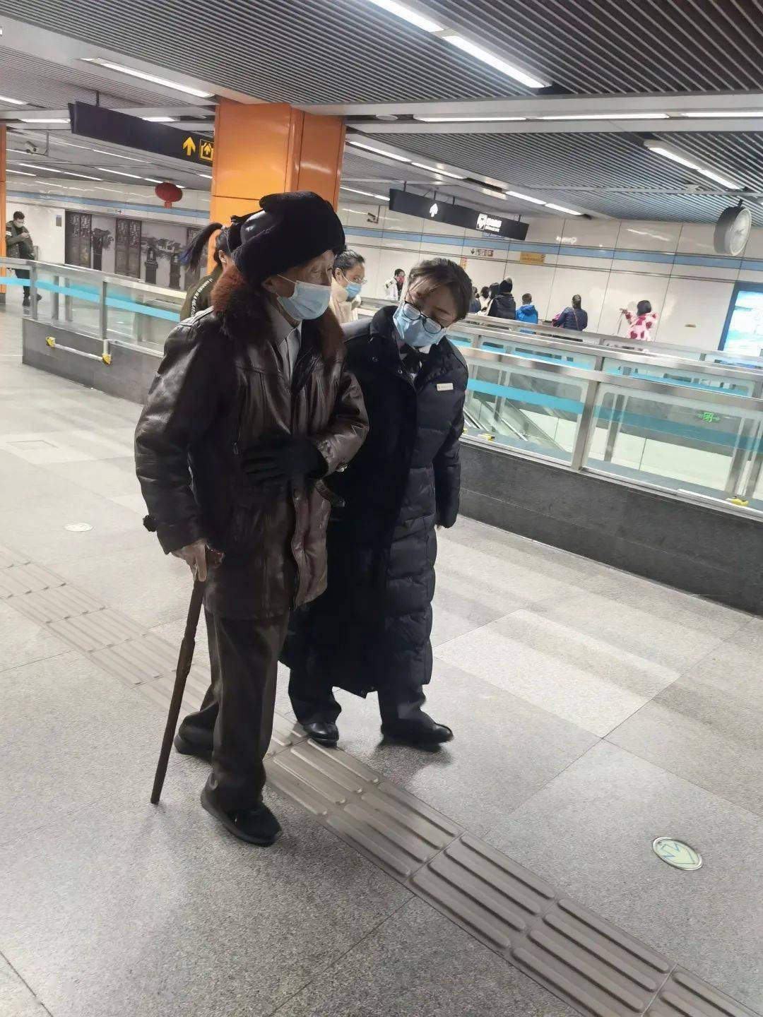 馨在岗老人摔倒拒相帮热心站长执拗纪