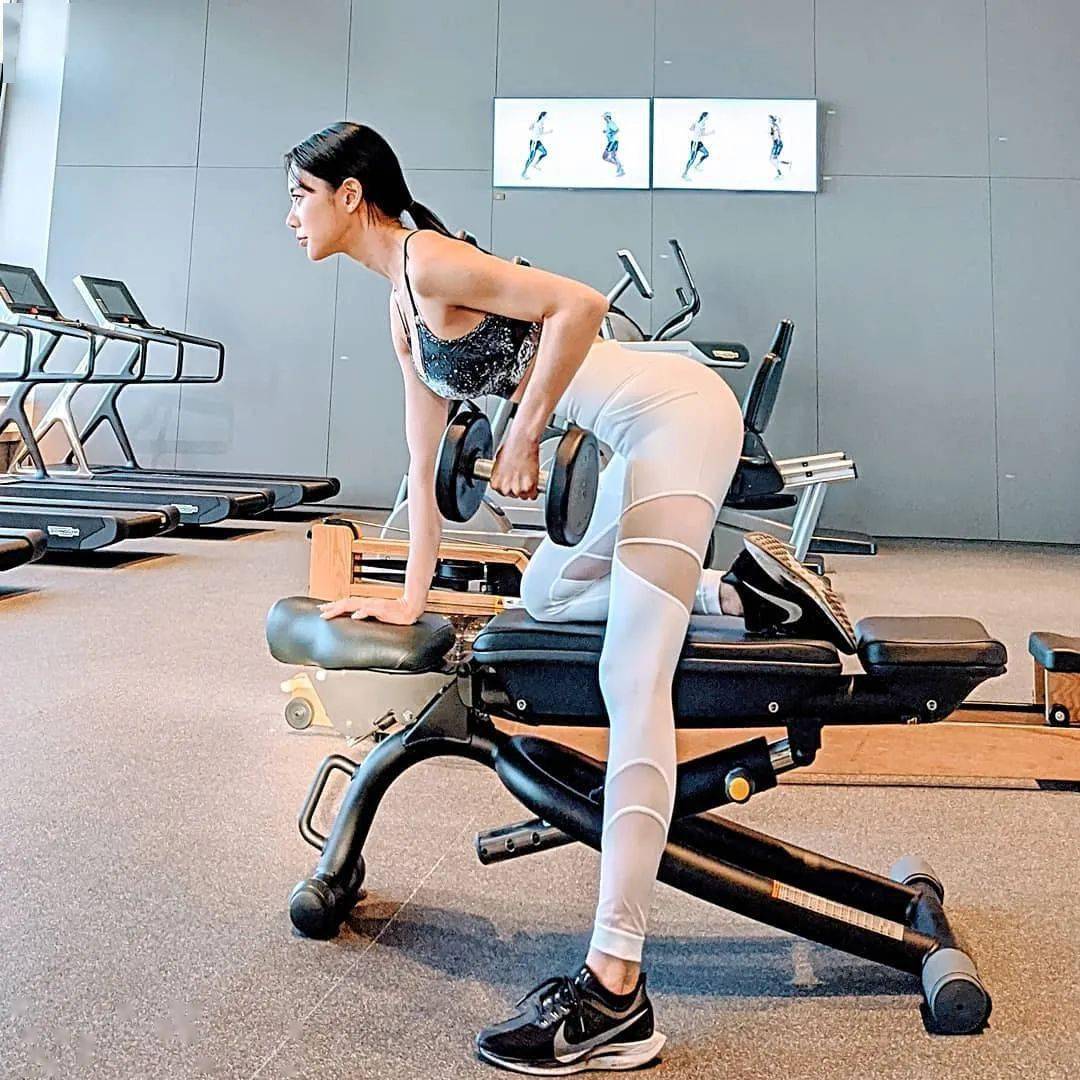 之所以丰胸,翘臀,美腿,马甲线样样皆备,全得益于她规律,到位的健身