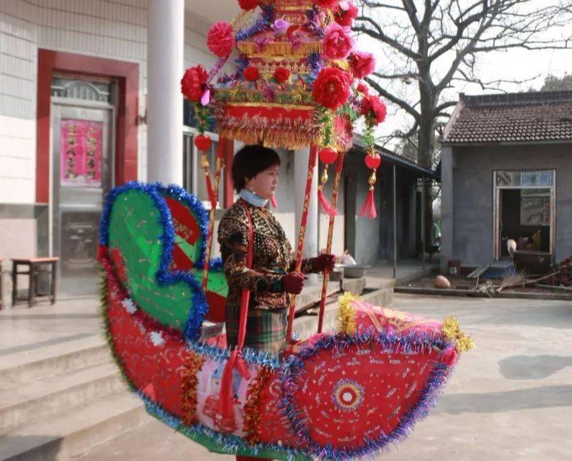 天王镇传统民俗表演玩花船,年味这边独浓!