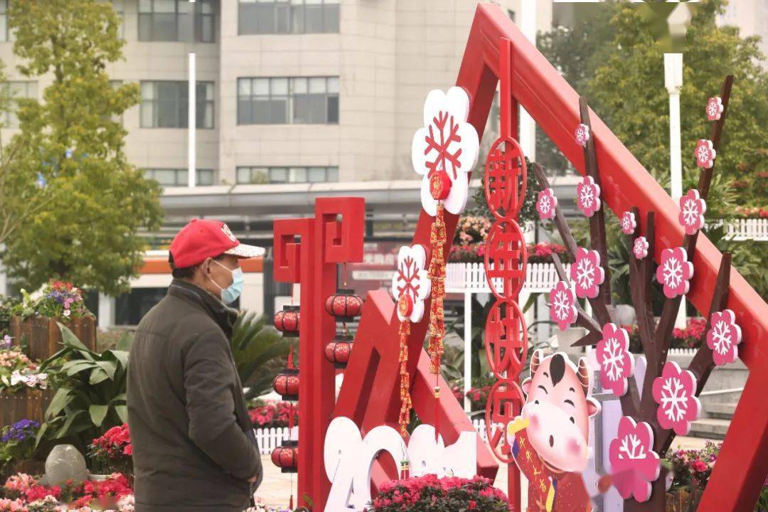 这组扎花艺术寓意也非常好,象征着新的一年吉祥如意,与节日氛围非常