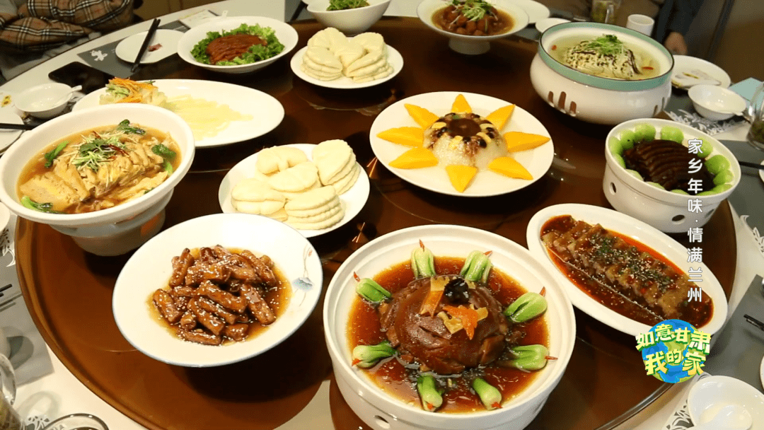 八大碗顾名思义是由八种不同的菜肴组成的,它不仅是兰州"流水席"的