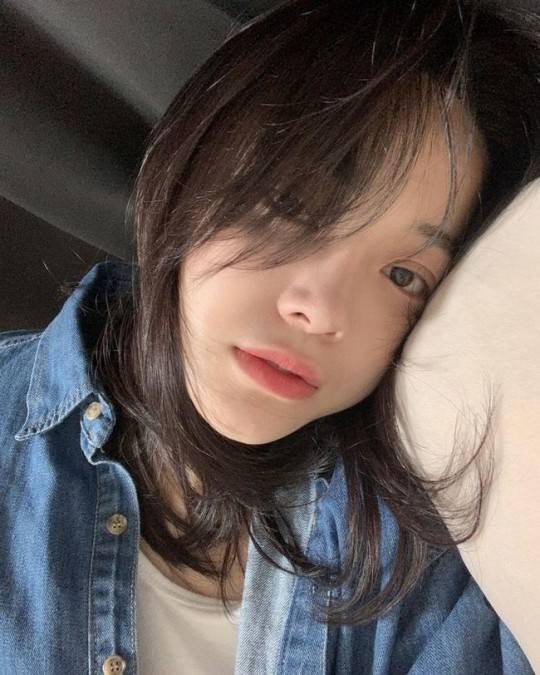 韩国女艺人金世正sns发照秀清纯美貌