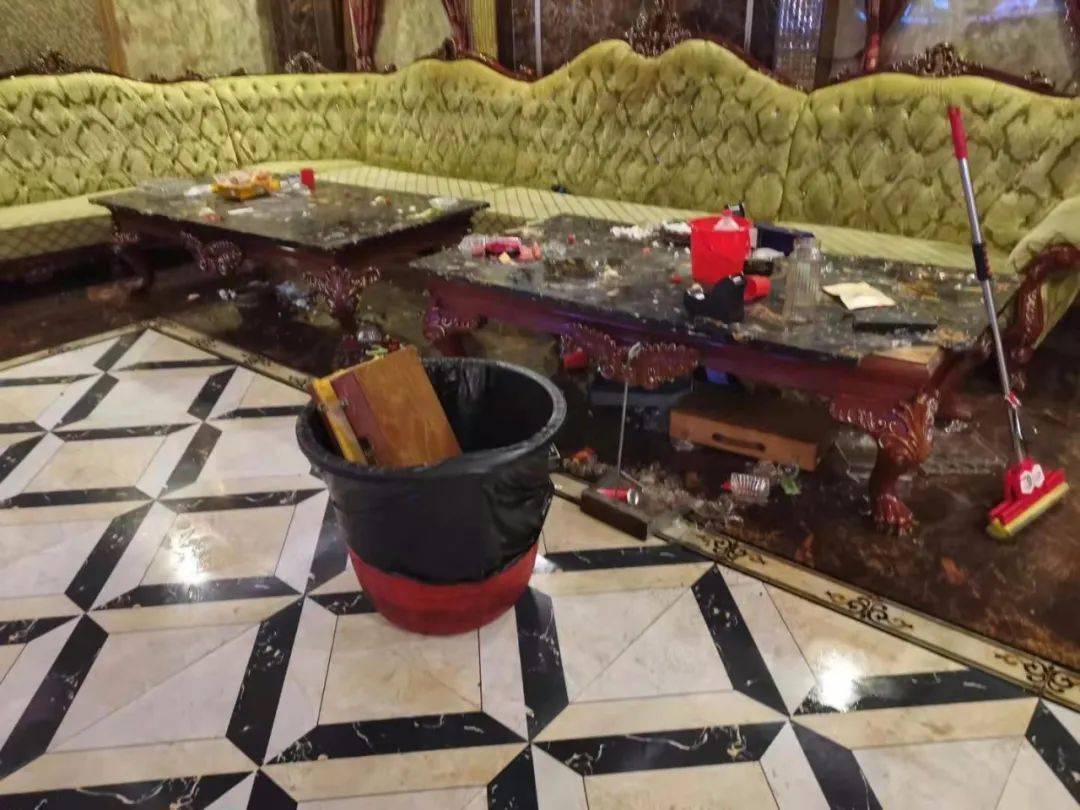 当晚22时许,正在巡逻的巡警接到报警:县城某ktv有人打架