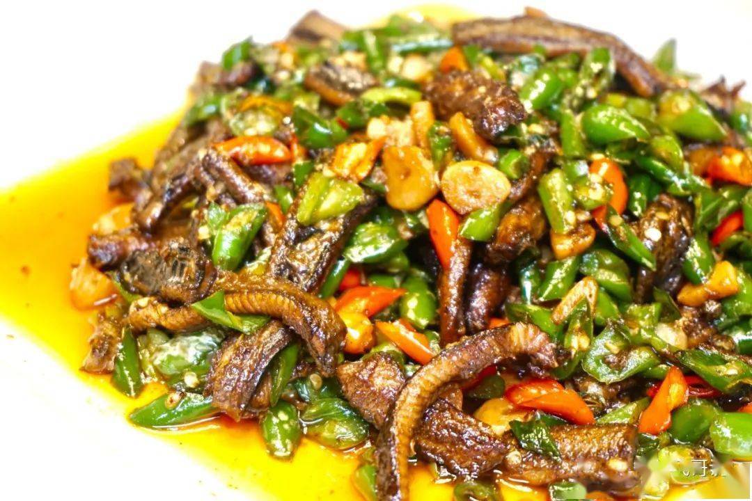 青椒炒的鳝鱼对食材本身的要求更高,肉质没有汤汁的掩护,口感来得更加