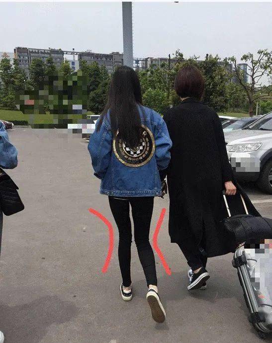 杨幂身材被吐槽新照虎背熊腰女神幻灭被衣服勒出一坨肥肉