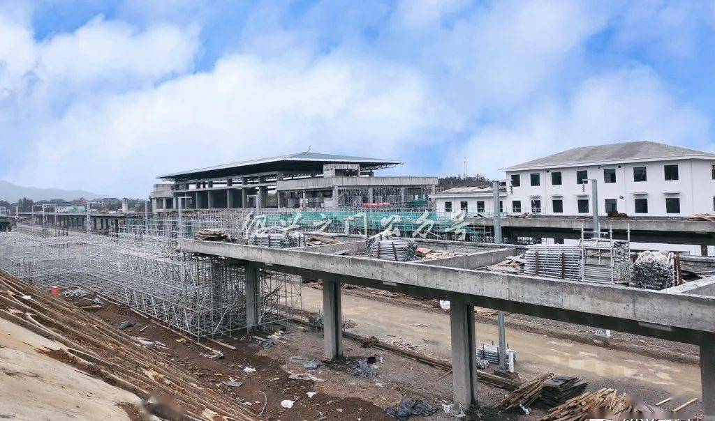 从嵊州群传来好消息,嵊州"北站"结顶了!这是绍兴第三座结顶的高铁站!