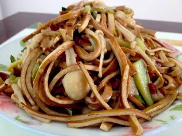 原料:五香豆干(180克),西芹(2根),红萝卜(1/2根),盐(1/3汤匙),鲜酱油