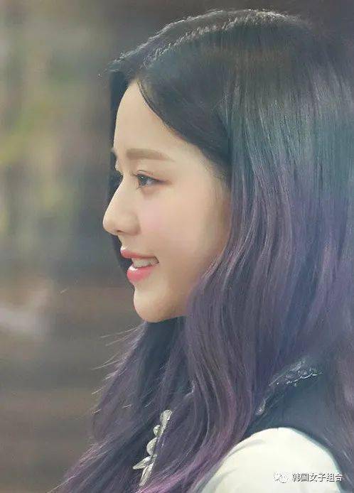绝美的女团爱豆侧脸线条从额头到下巴都是精心雕刻的艺术品