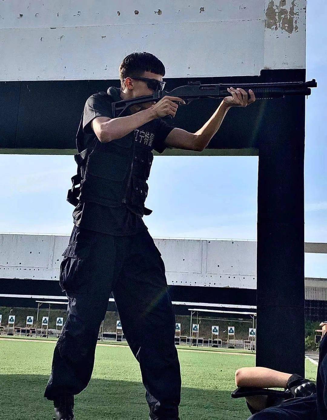 穿警服前 vs 穿警服后