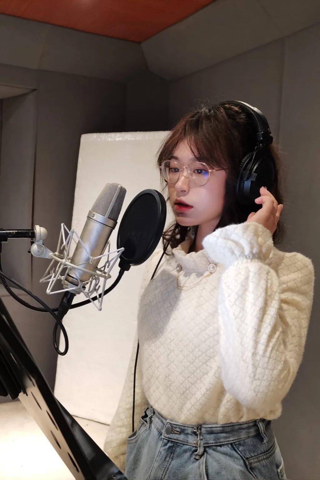 更有帅气主持人杨光宇,王铸主持节目——向下滑动解锁主持人我们的