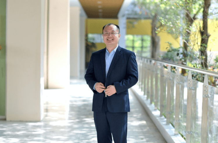 用文字记载青春石峰老师半年内为学生写下20万字的成长日记