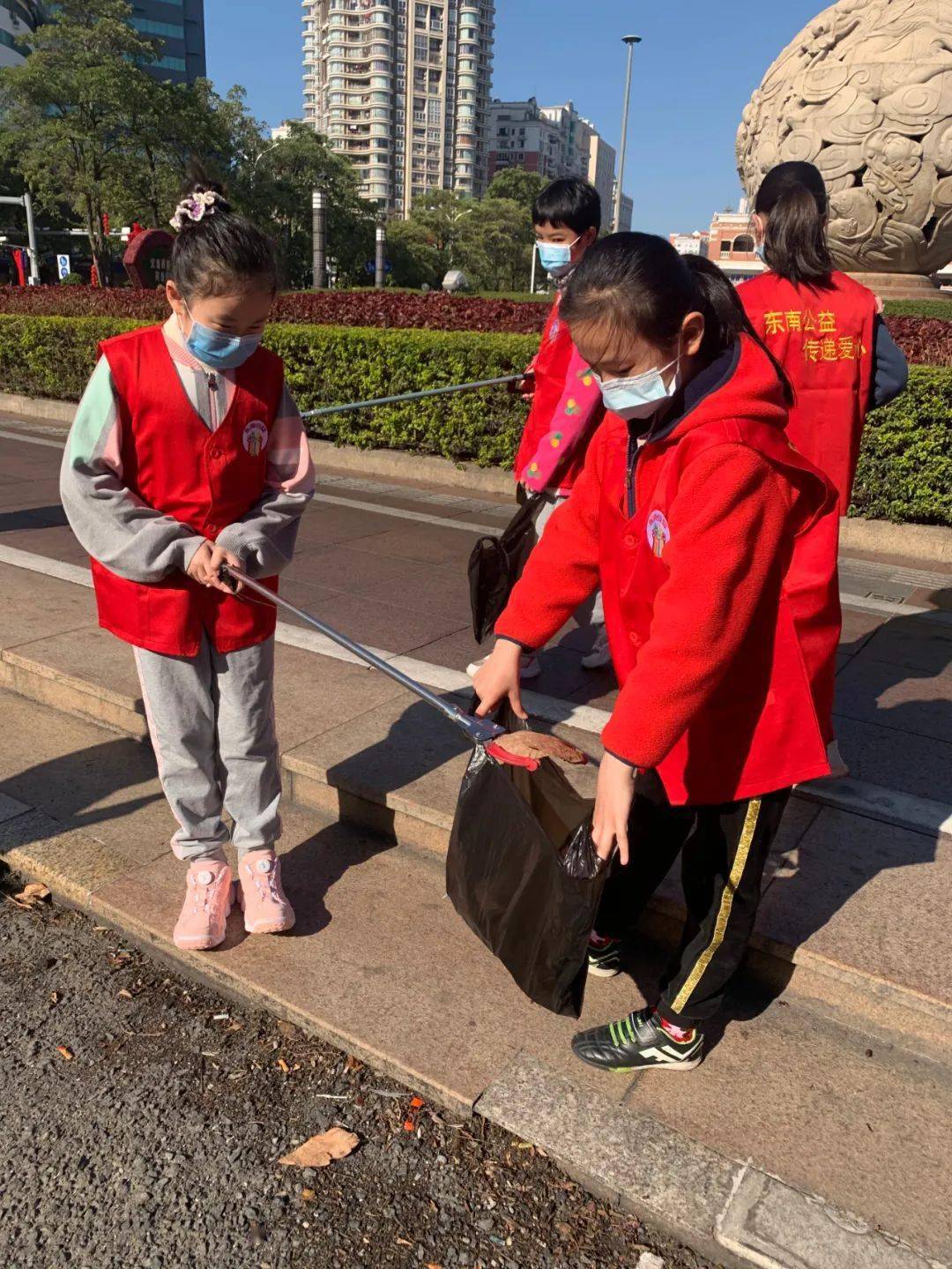 泉州200多名学生接力做志愿者上街服务过新春