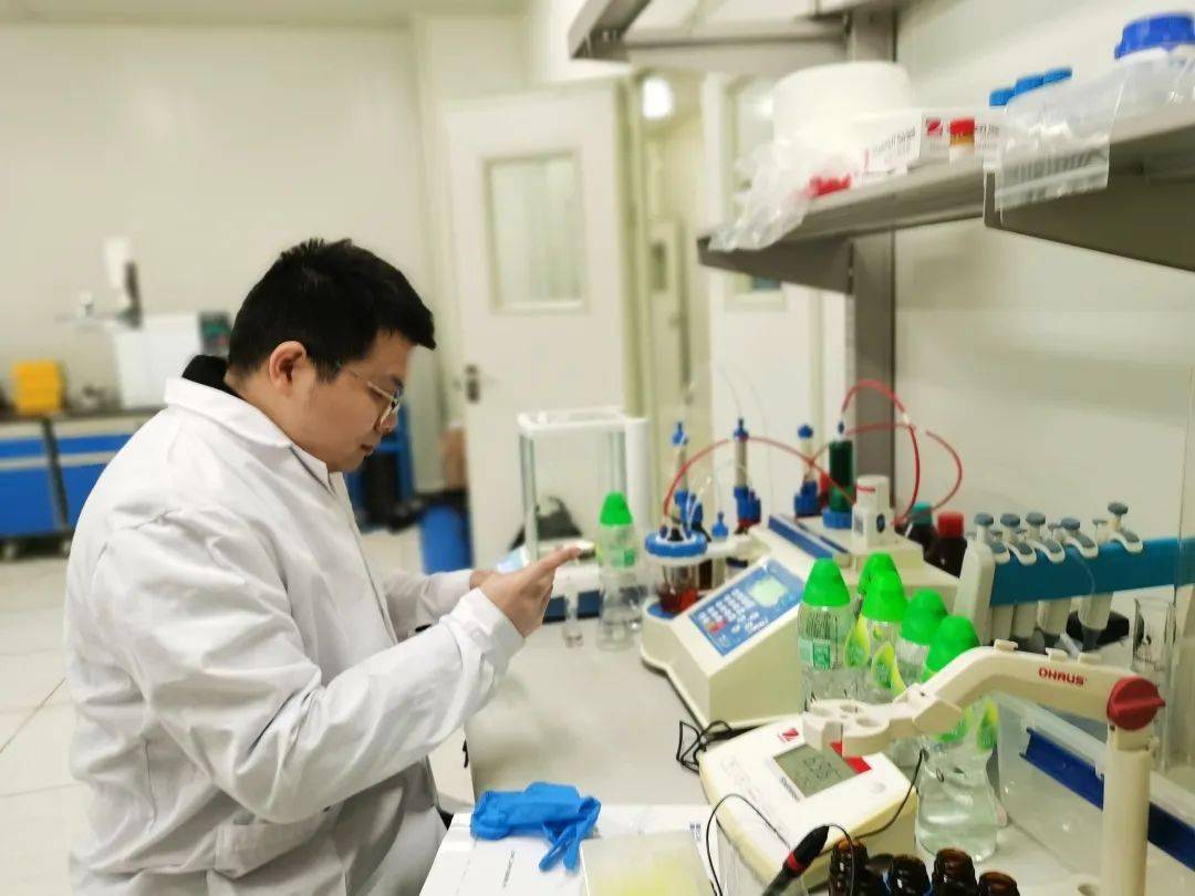 上班第一天看实干争先萃英化学研发先行不停步