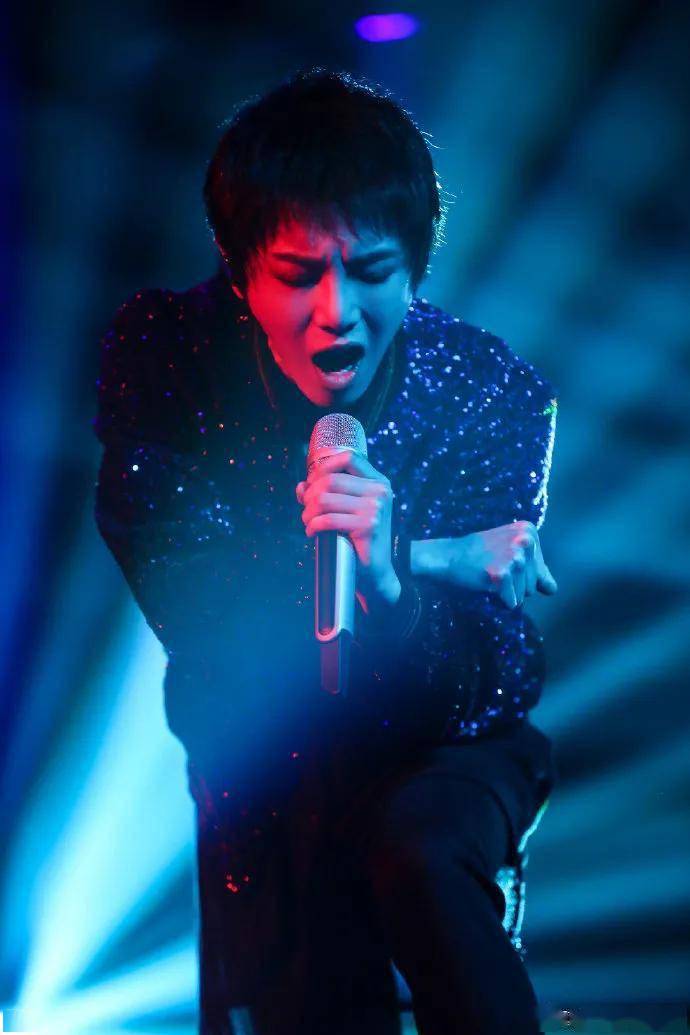 不相信爱情的年代 再也不会诞生经典情歌 华晨宇 不相信爱情的年代 再也不会诞生经典情歌 华晨宇