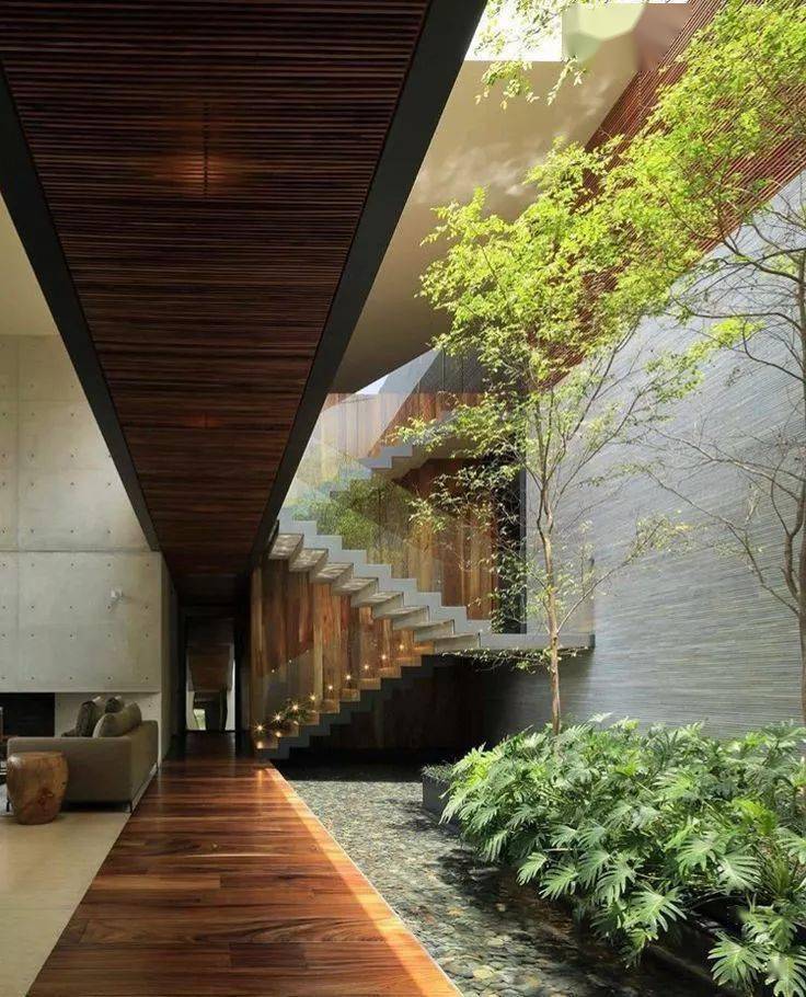 下沉景观广场设计要点:采光:下沉式景观的设计经常搭配着商业空间设计