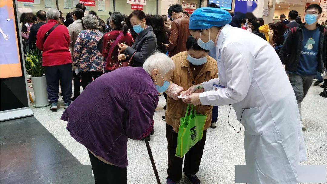 赞这些贴心服务解决老年人就医难题