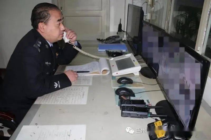 云流水、落笔如烟，为全所民警职工送祝福。四次主动请缨，他都做了什么张占嵘，兰州市司法局强戒所民警。自