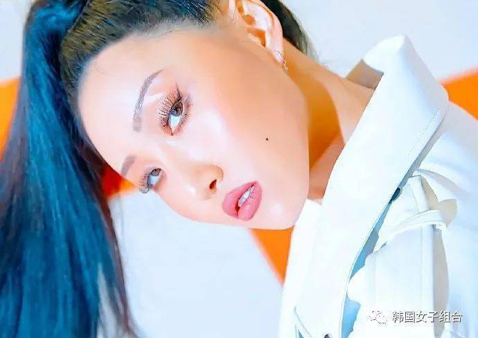 网友:---华莎宝贝眼睛太漂亮了,闹木易普达,真妮会勾人---以前没仔细