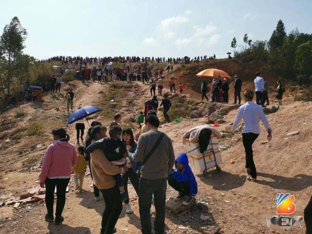 逛吗？广西一机场成春节打卡景点，满山坡地摊生意火爆