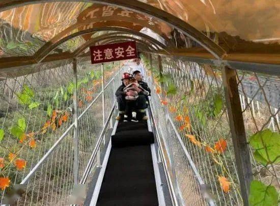 浙江象山玻璃栈道发生故障,还有人受伤了!