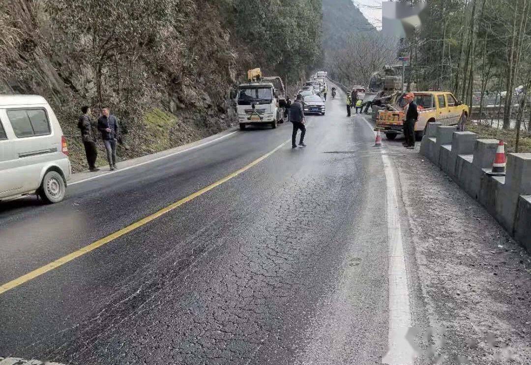 g530线k42 100-300路段撒漏的液压油,并且污染路段又是在弯道处,撒漏