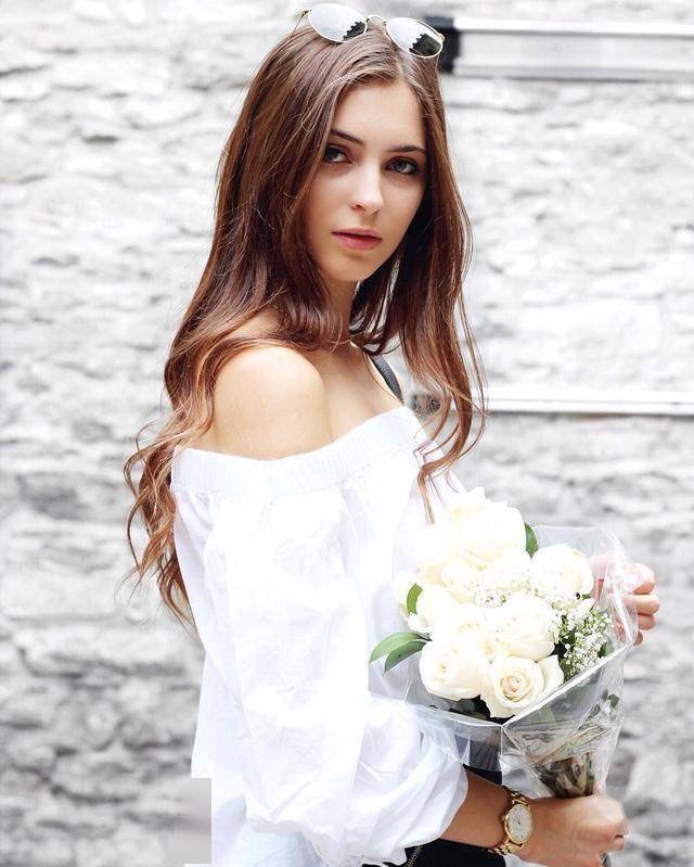 还是一个超有爱心的女孩,亲和力十足,生活中的laura winges还是一个