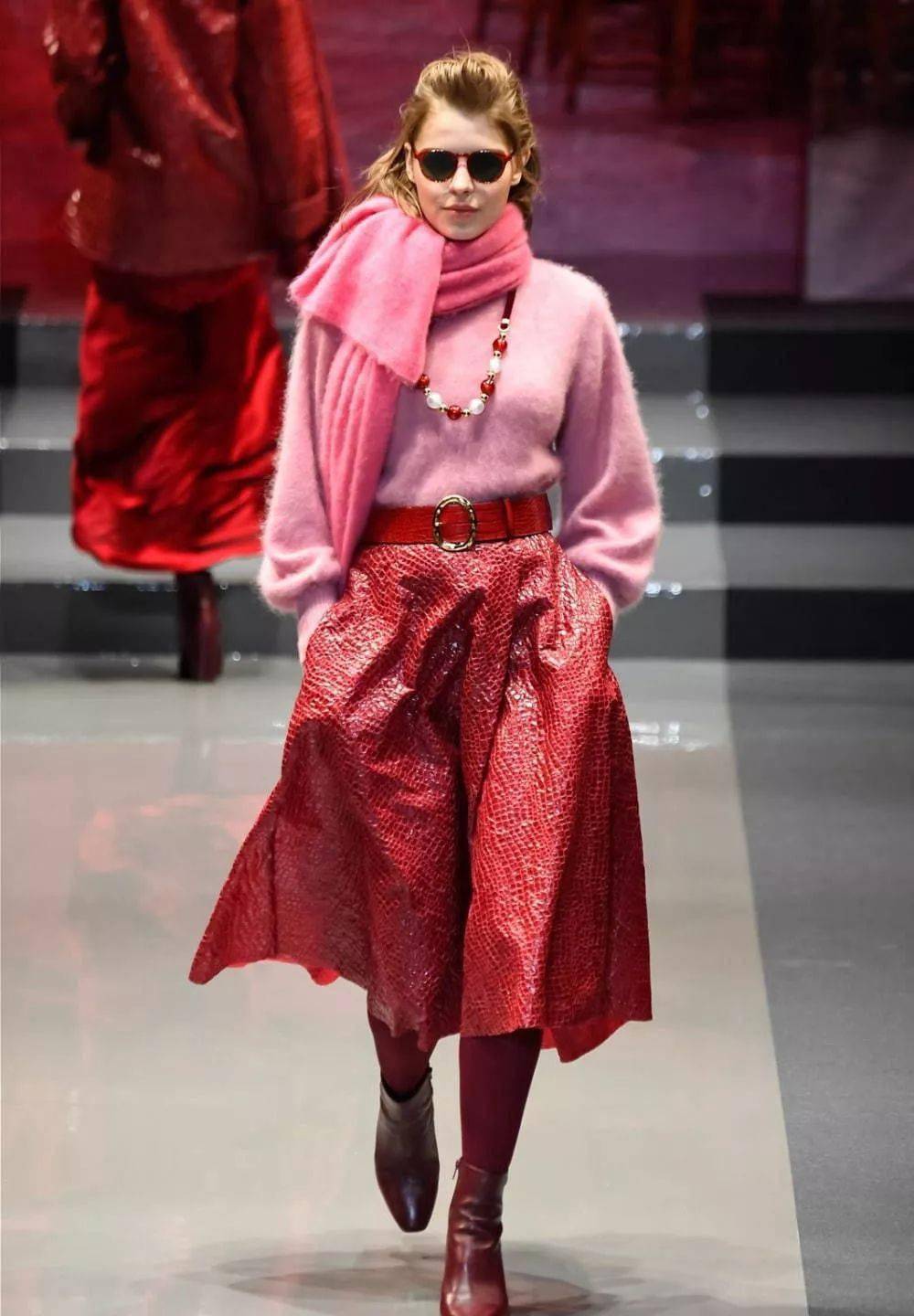 粉色配红色,轻松搭配出少女感!