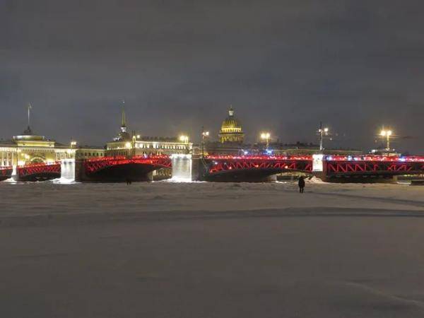 圣彼得堡宫廷桥披“红装”庆祝中国春节