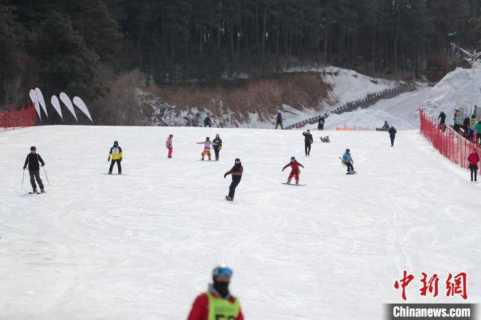 抢抓“雪尾巴” 辽宁沈阳滑雪场迎大批游客