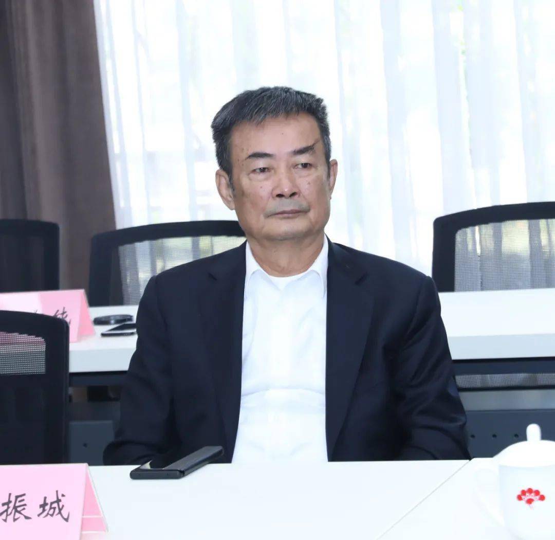 我会监事长吴振城(左),常务副会长佘桂锡(右)我会常务副会长李文辉(左