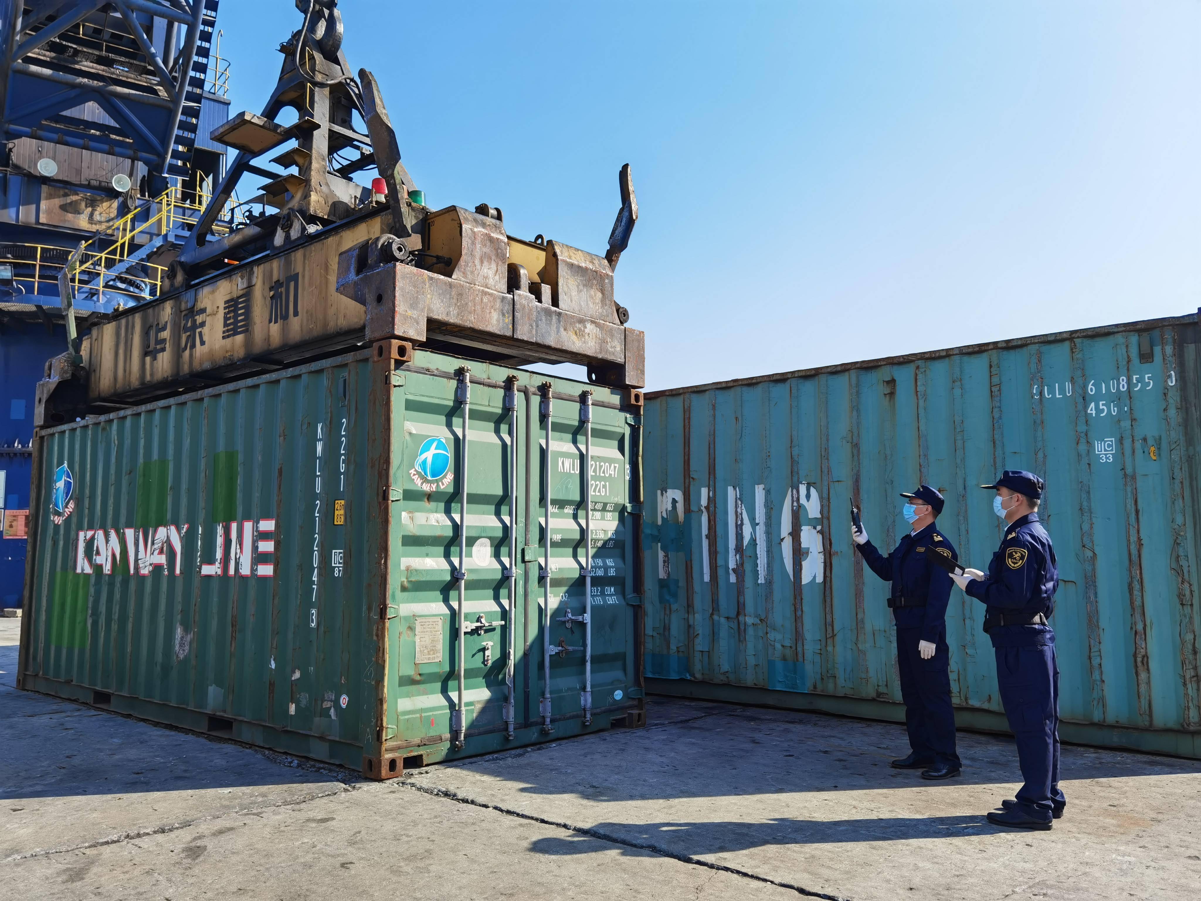 广州海关退运禁止进口固体废物240吨