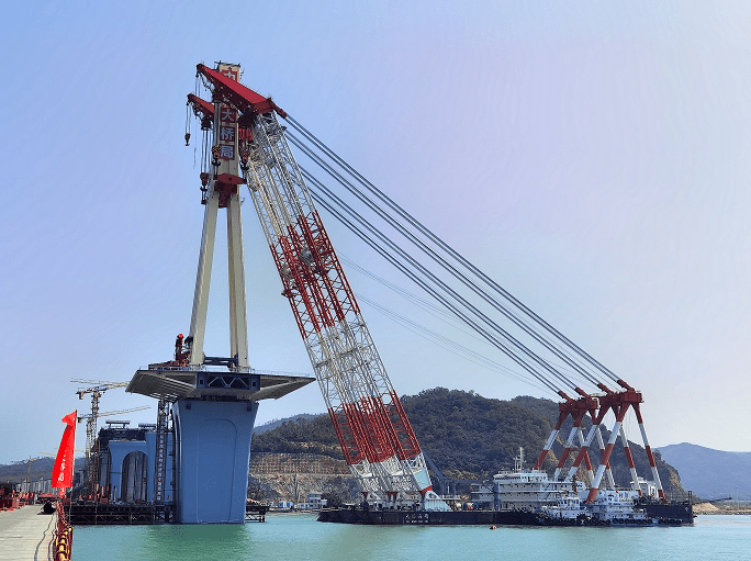 珠机城际金海特大桥首座主塔吊装成功
