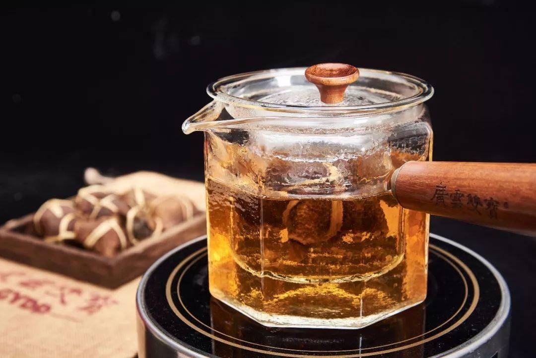 陈皮普洱茶主要材料:新会陈皮3克,熟普5克按照比例放置新会陈皮及熟普