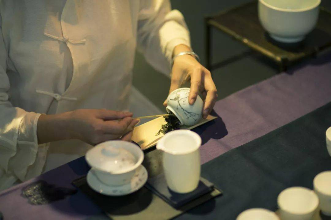 泡茶前的看茶叶,为什么要说成"赏茶"呢?