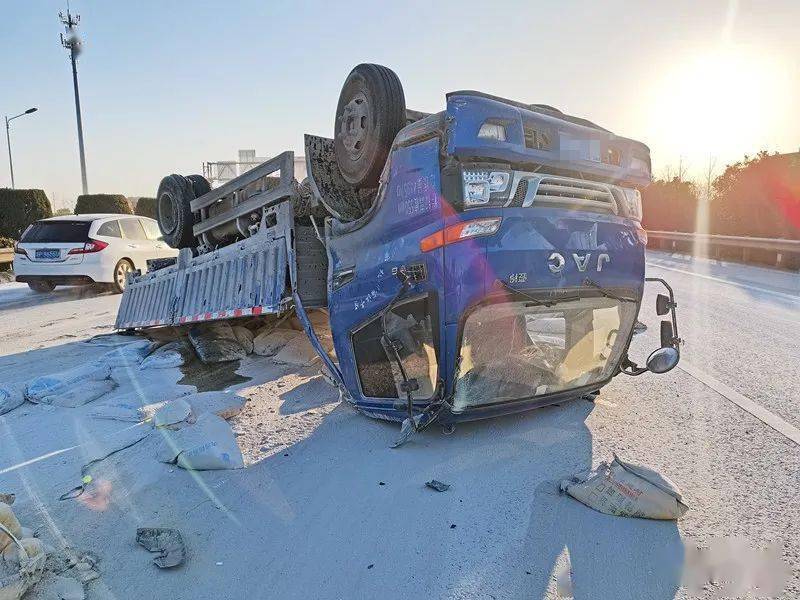 视频曝光!绍兴高速一货车惊险翻车,一路翻滚,粉尘漫天