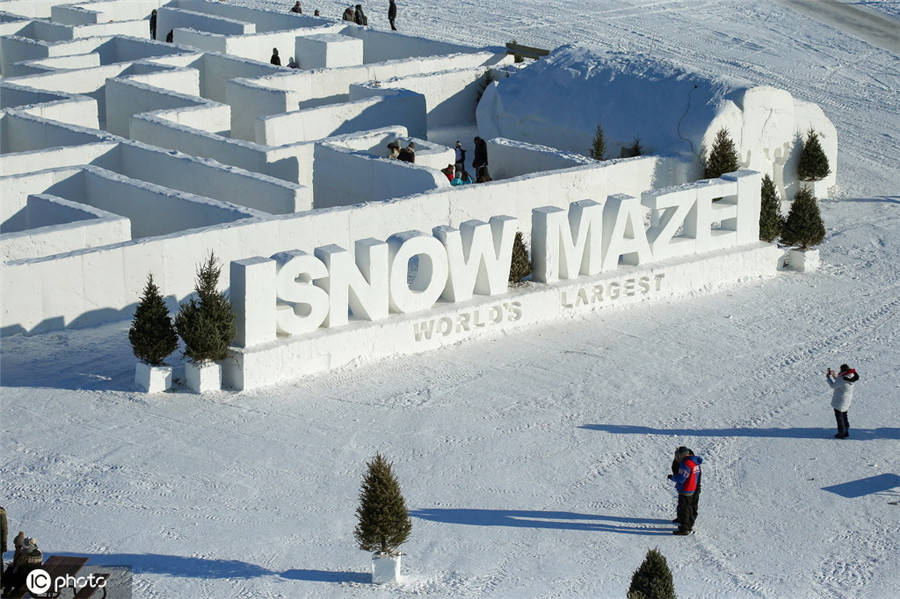 游客在加拿大冰雪迷宫探险