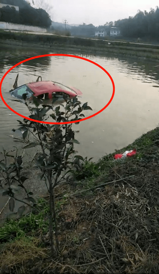 人死亡一辆轿车失控侧滑至公路边水田江安县夕佳山镇发生一起交通事故