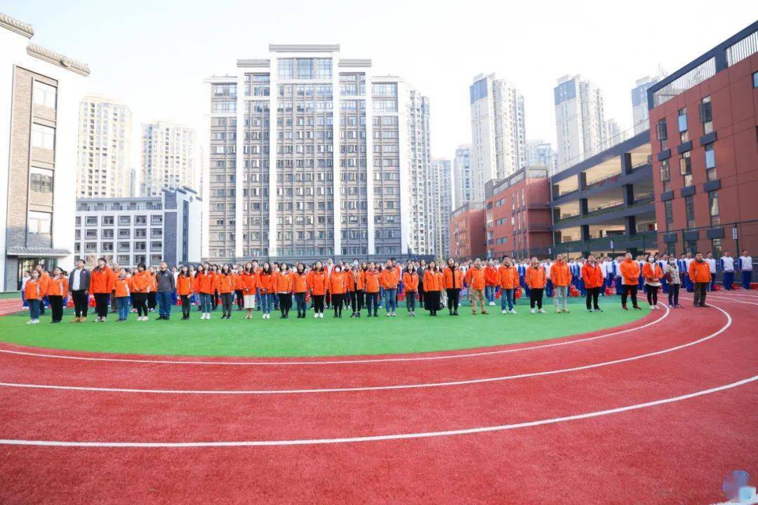 迎着温暖的春风,迈着坚定的步伐,华伦中学台江校区全体师生在操场举行