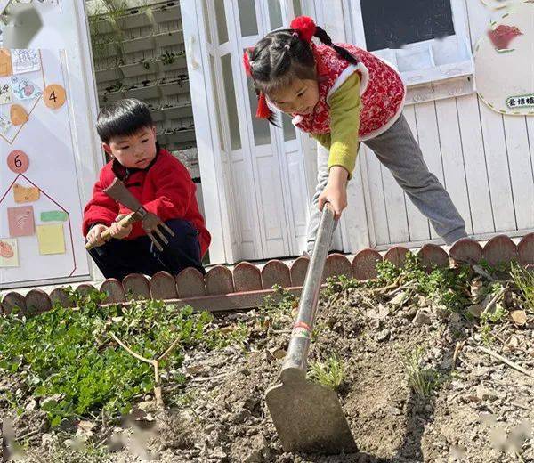 俗话说"一年之计在于春,中班师生身着传统服装,手拿劳作工具,相互