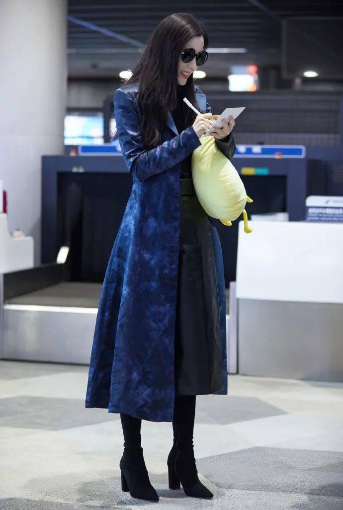 的身材比例更是极佳。穿起风衣长靴，一副拽姐出街的架势，气场两米八。