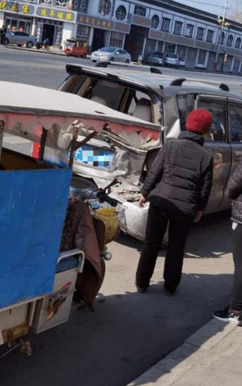 突发车祸!滕州7车连撞,2车严重受损,多人入院检查治疗!