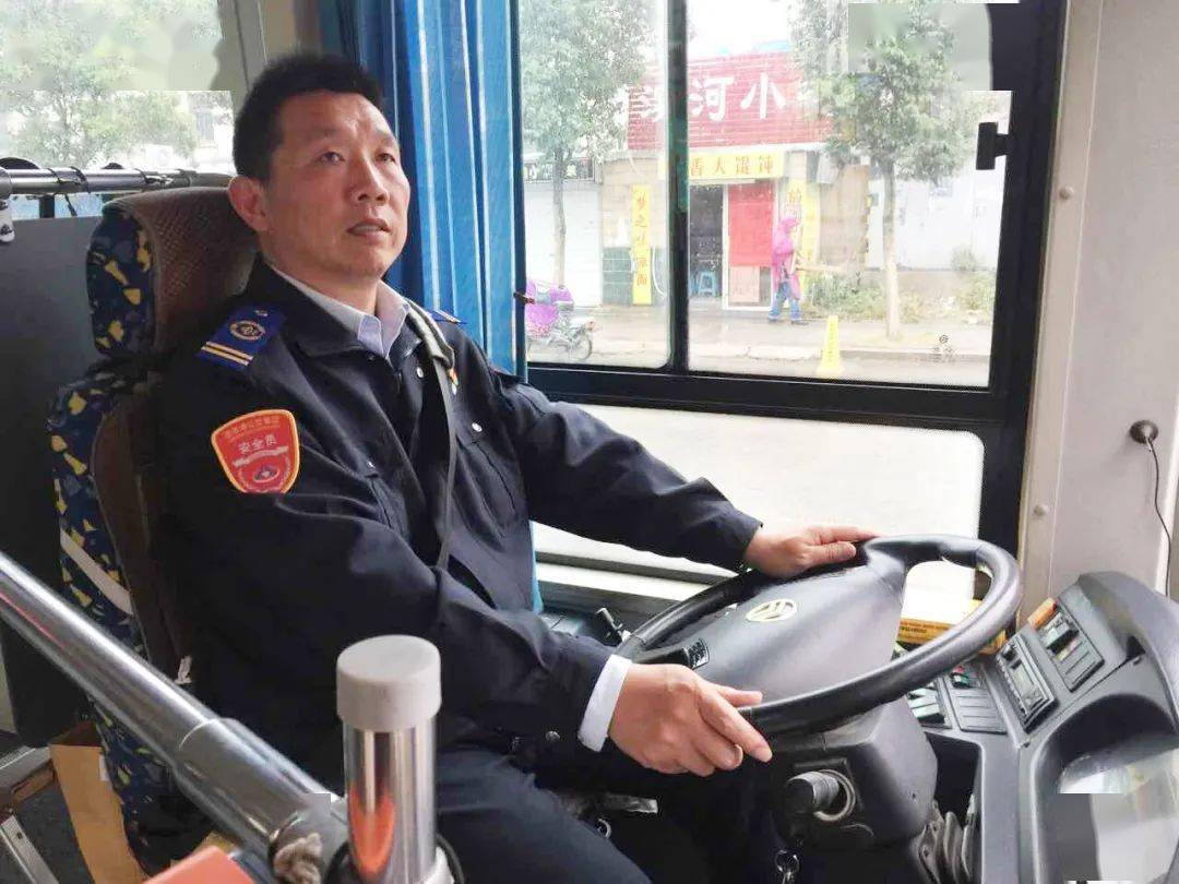 67做好乘客的"摆渡人"——《在你身边》栏目专题采访20路驾驶员周卓