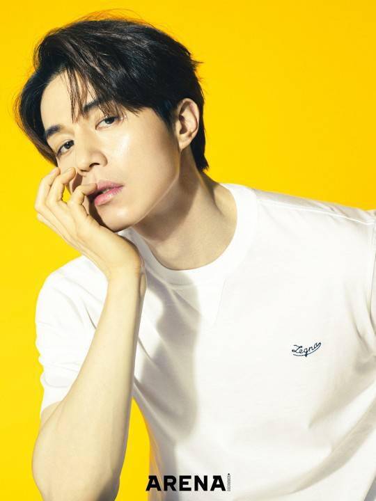 韩国艺人李栋旭最新杂志写真曝光