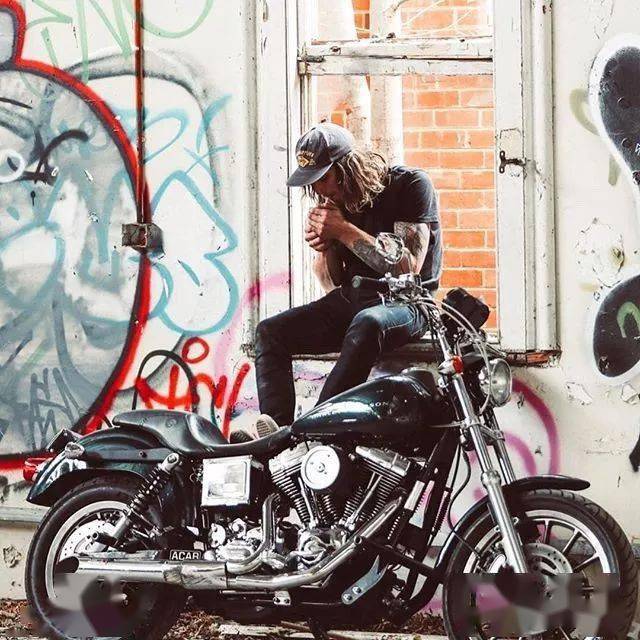 露出你的纹身,骑上你的哈雷