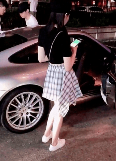 凌晨江苏一醉酒女子滴滴打车错上了一辆保时捷下车后女子发现