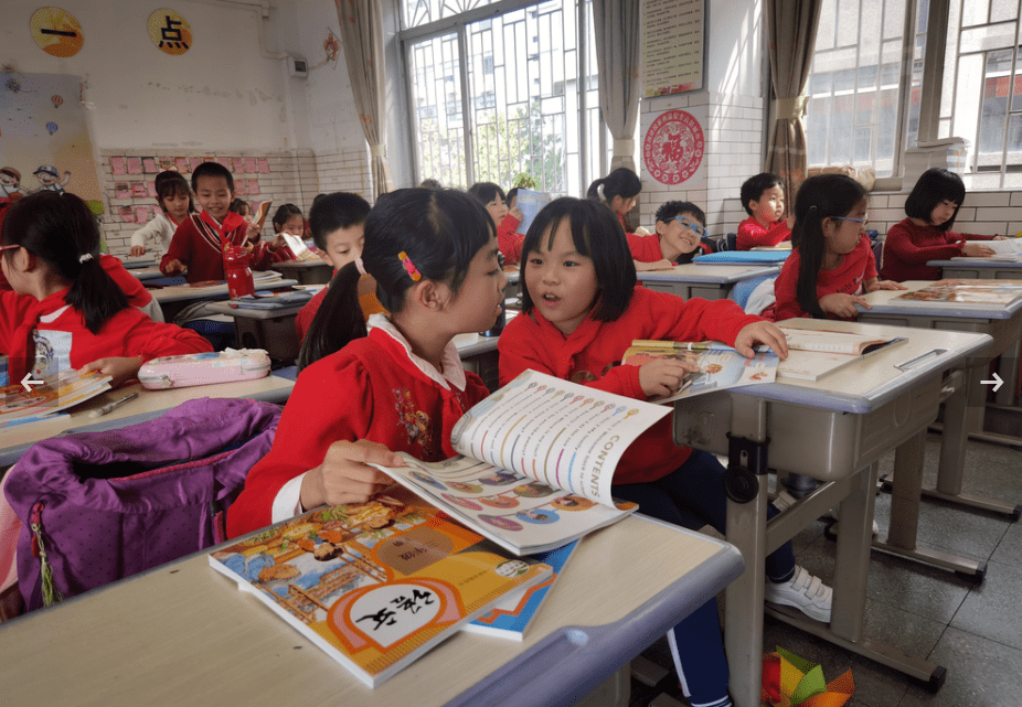 ▼元甲小学的学生们迫不及待翻看新书▼三水华侨中学附属小学学生回校