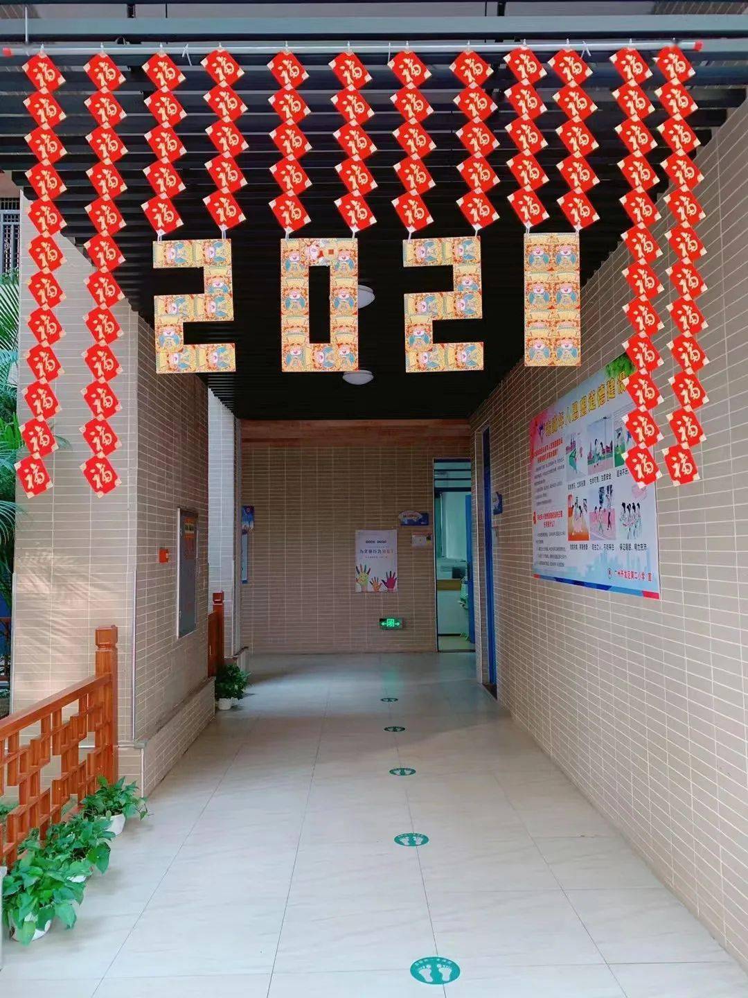 香雪山幼儿园的小神兽们戴着牛角头饰穿过牛年大吉的祝福门穿上汉服