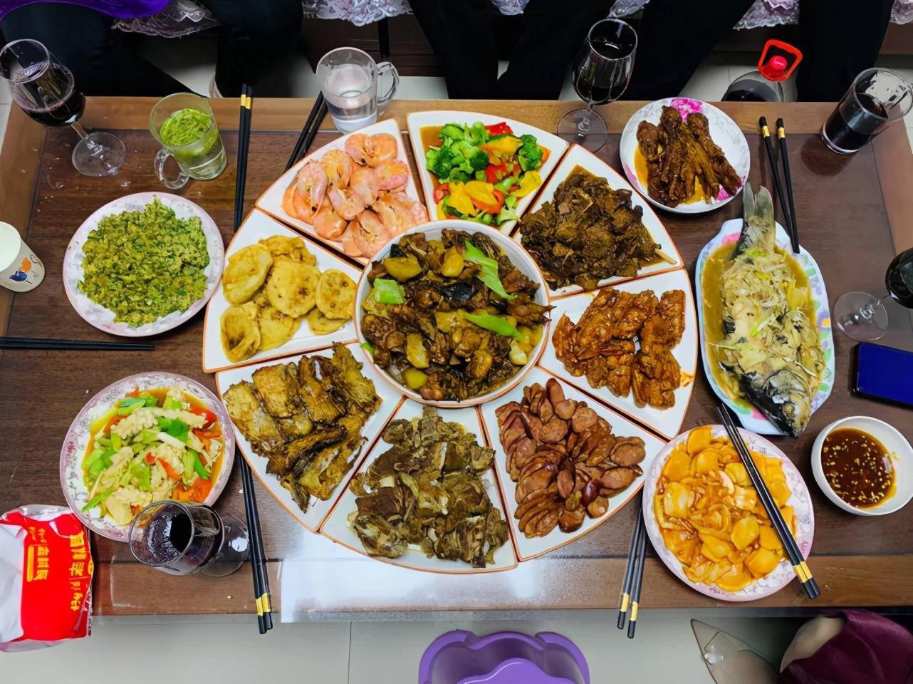 朋友圈晒年夜饭,一家比一家霸气!最后一桌上场,众人笑疯了
