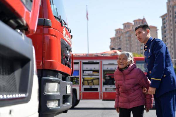 消防车婚纱照_消防车卡通图片(3)