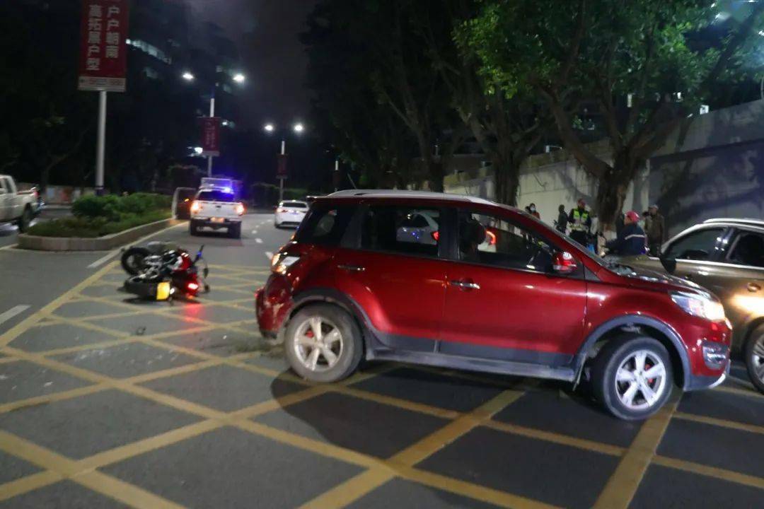 触目惊心!晚上,梧州西环路中段发生一起车祸,监控还原事发瞬间..._摩